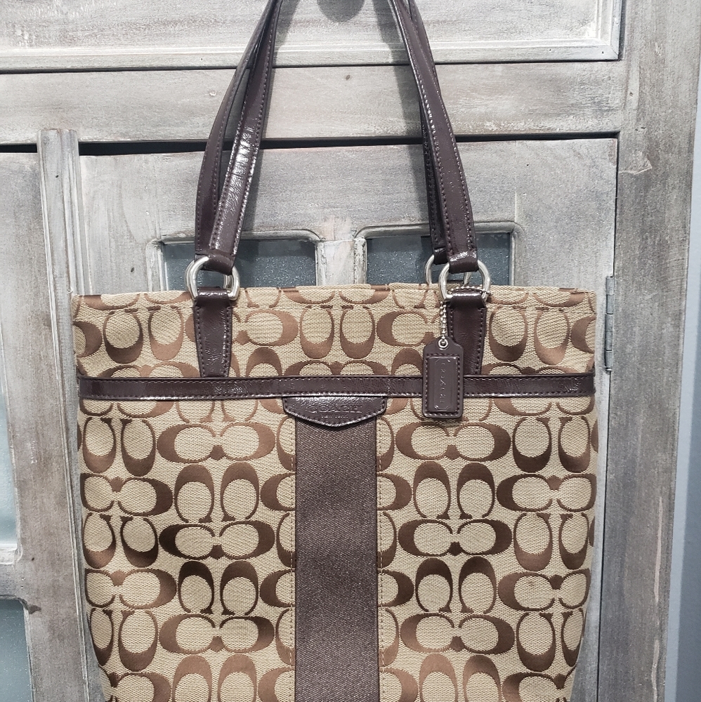 Coach Shoulder Bag / Brown Signature Canvas